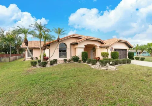 Updated luxury 4 Bed W/ KING Bed, FREE Heated Pool, Central Location