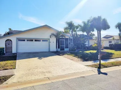Beautiful Beach Style Home by Port Canaveral w/Private Salt Water pool