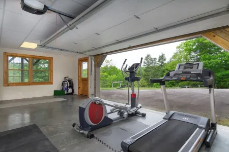 Mtn Sunsets Lodge, Hot Tub, Mtn Views, Fireplaces, River Access, WiFi, Private!