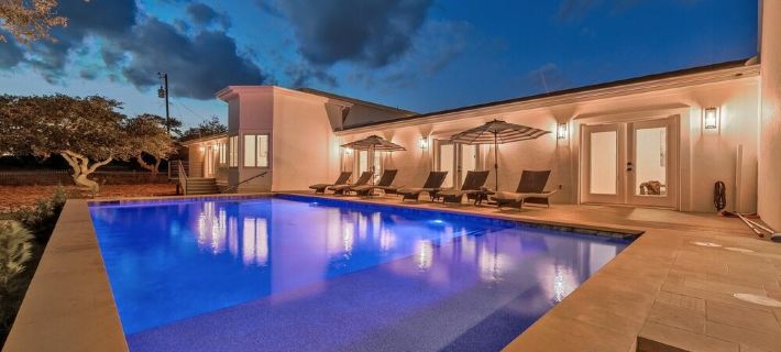 9000 Sqft Estate/Pickleball/Basketball/Pool/HotTub/9 Bdrm/8 Bath/23Beds/Sleeps35 Hotels in Hays County