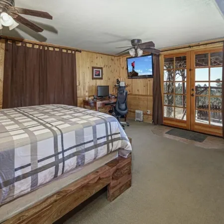 Hilltop Log Cabin on 4.5 Acres. Panoramic Views, Clean and Pet Friendly