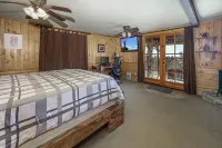 Luxury Hilltop Log Cabin on 4.5 Acres. Panoramic Views and Pet Friendly
