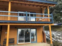 Cabin in the woods, with lake view and hot tub 미러 호 주변 호텔