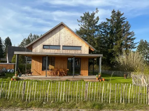 Gemütliches Holzhaus am See Hotels in Warin