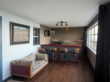 Lakefront Escape on Erie’s Edge | 20 minutes to Presque Isle | Pet Friendly! Отели рядом с достопримечательностью «Uncle John's Elk Creek Campground»