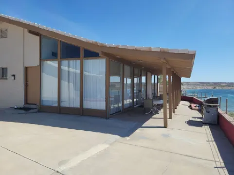 Riverfront house with casino view Отели в г. Буллхед Сити