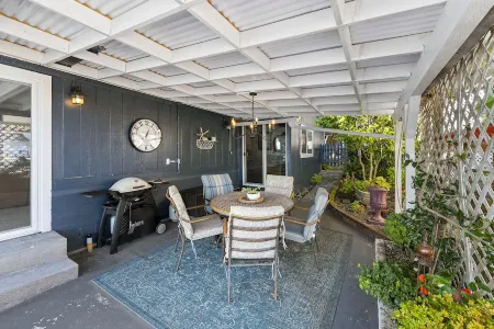 Waterfront - on the Beach! Green Cleaned-Pet Friendly