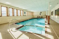 Loon Mtn Loft w/Pool, Jacuzzi Access, Mtn Shuttle