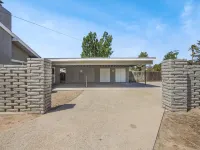 Fresno House| Air Hockey| Private Parking|4/2:Wow! Hotels near Deran Koligian Stadium