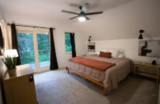 Walk to HoliMont! Cozy Creekside Haven in Downtown Ellicottville