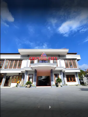 Crystal City Hotel Отели в г. Pagesangan Timur