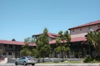Lamplighter Inn & Suites