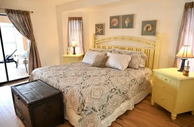 Spacious Waterfront Home 3BR 2BA  Heated Pool  Boat Dock & Fishing Kidstar Park附近的飯店