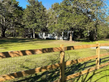 Charming 2-Bedroom Farmhouse in Walterboro-Pet Friendly, Lots of Outdoor Space Отели в г. Коллтон Каунти