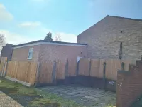 Central Guest Room - En-Suite Parking & Garden
