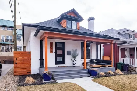 Newly Remodeled Downtown Loft – Free Parking, 5 Bds, Fully Stocked