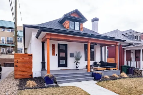 Newly Remodeled Downtown Loft – Free Parking, 5 Bds, Fully Stocked