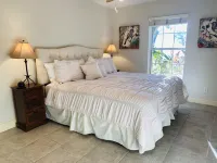 Vanderbilt Beach Retreat- 4 Bed Ranch, Spacious, & Pet-Friendly with NO PET FEES Hotel a Naples Park