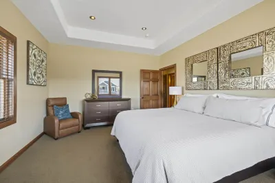 Riverwalk Retreat - Riverfront 3BR Condo w/ Jacuzzi & Lake Michigan Views Hotels in der Nähe von St. Peter Claver Parish
