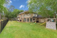 Gorgeous House on Golf Course with AC, WiFi, High Ceilings, Big Windows Hotels in Atascocita