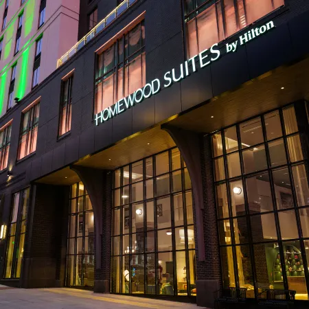 Homewood Suites by Hilton Raleigh Downtown Отели рядом с достопримечательностью «Мемориальная колокольня»