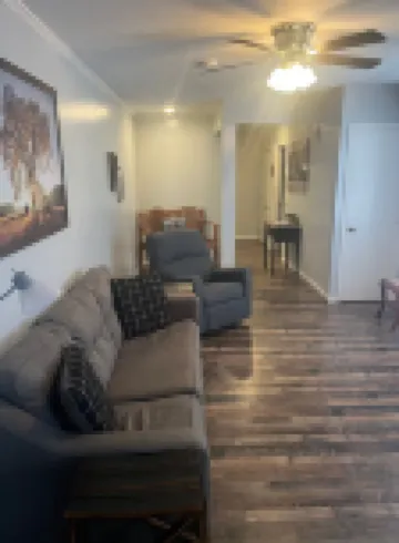 Bourbon Oak Hideaway 2 offers a 2 bed 2.5 bath apartment in historic Bardstown.