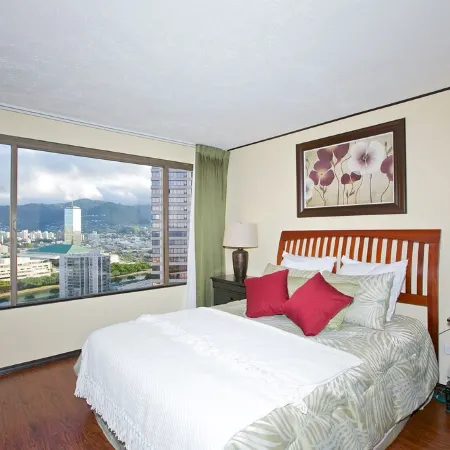 Huge Panoramic Ocean View. Walk to the Beach.Low rate of 3,900 per month.
