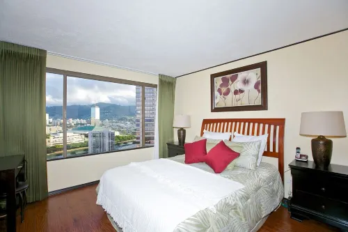Huge Panoramic Ocean View. Walk to the Beach.Low rate of 3,900 per month.