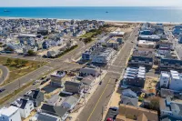Charming 3-Bedroom House 2 Blocks to the Beach, 6 Beach Badges, and Parking