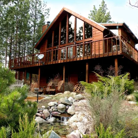 Westside 4-bdrm cabin between Hamilton & Victor with WiFi, AC. Enjoy your stay