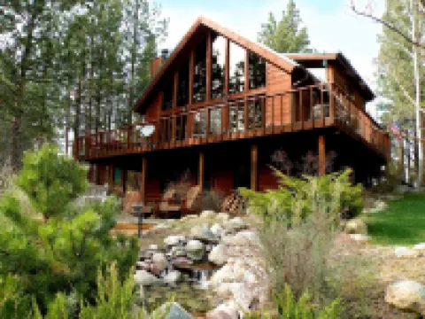 Westside 4-bdrm cabin between Hamilton & Victor with WiFi, AC. Enjoy your stay