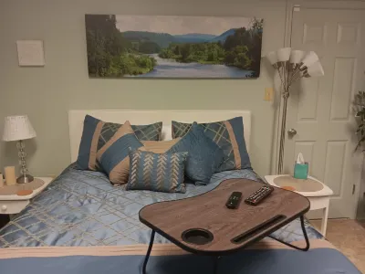 Couples Romantic Lakefront Retreat