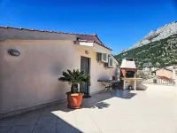 Petra Hotels in Brela