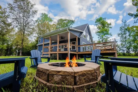 Stunning Home Near Nolin Lake: Hot Tub + Fire Pit!