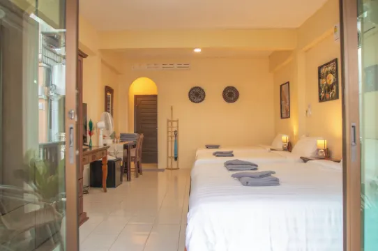 ใหม่เอี่ยม เกสต์เฮาส์ ป่าตอง