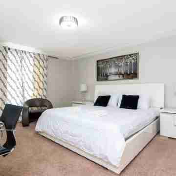 8950 Amazing 5Bd Home with Pool Rooms