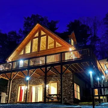 Spacious 5-king bedroom cabin with private bathrooms minutes from Asheville.