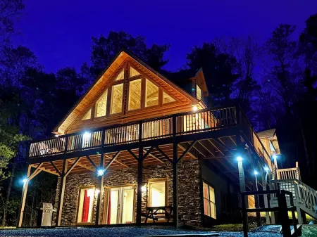 Spacious 5-king bedroom cabin with private bathrooms minutes from Asheville. Отели в г. Фэрвью