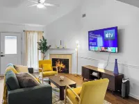 4BR Near Airport - King Bed, Beauty Bar, & Parking