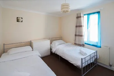 Welcoming Flat Hotels in Cooling