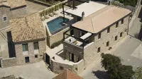 Villa with Outdoor Pool for 8 Persons - parking