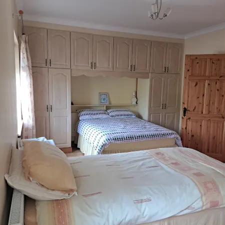 Spacious 6 Bed House 10 Minutes from Knock Airport