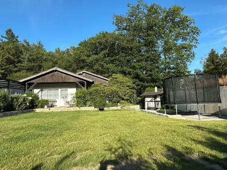 With sauna and fireplace