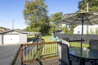 Colonial Village Retreat 2BR Hotels in New Albany