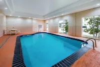 La Quinta Inn & Suites by Wyndham Marshall - piscina