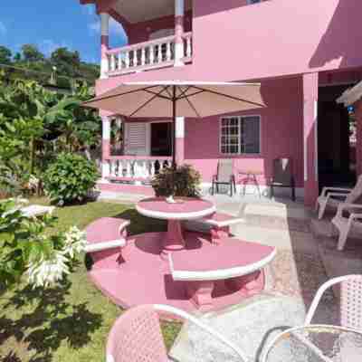 Baywatch Apartments Hotel Exterior