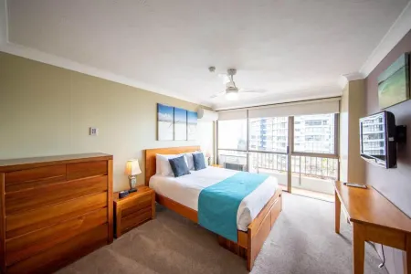 Bougainvillea Luxury Apartments Отели рядом с достопримечательностью «Мейн Бич»