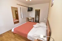 Rooms Tom Hotels in Njivice