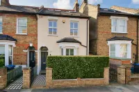 Central Wimbledon House Sleeps 8 - Secluded Garden