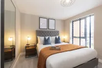 Elliot Oliver - Stylish Loft Style Two Bedroom Apartment with Parking